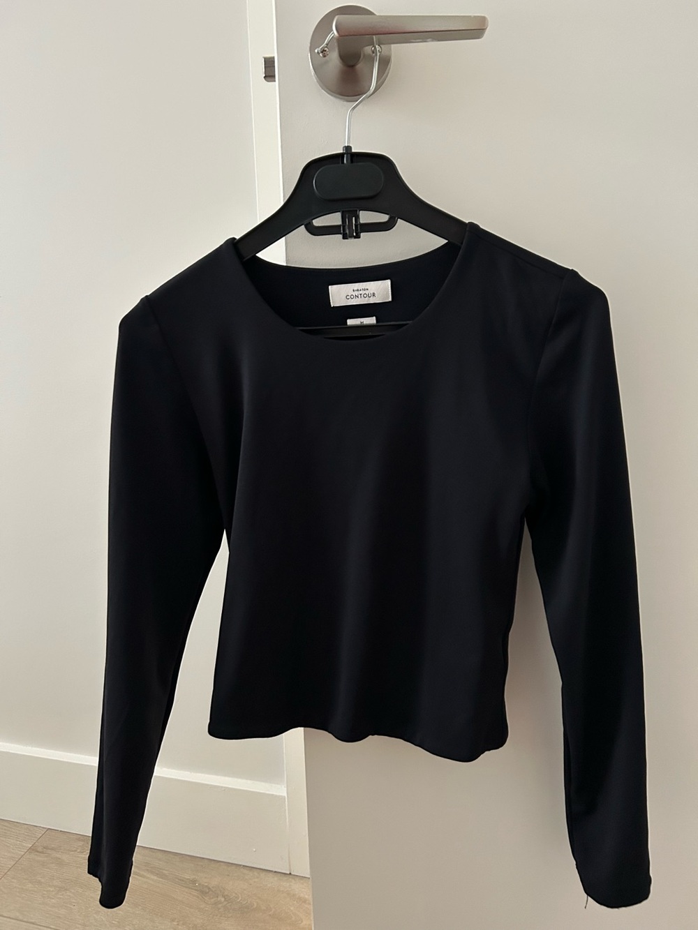 Aritzia Contour Black Long-Sleeve Women's Top - Classic Crewneck